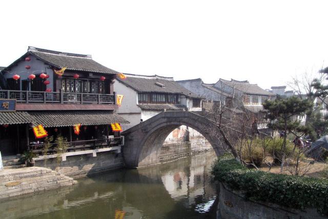 内蒙古乌兰浩特市:玉米住“楼”进“中心”